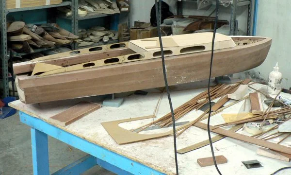 Hacker-Craft "Thunderbird" Model under construction. By Abordage