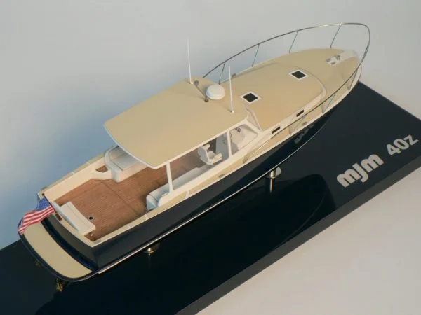 MJM 40z desk model built by Abordage