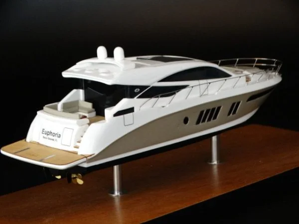 Sea Ray 650 Express desk model