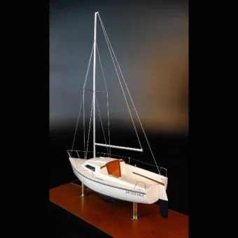 Catalina Capri 18 desk model