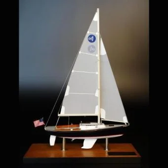 Alerion Express 28 desk model