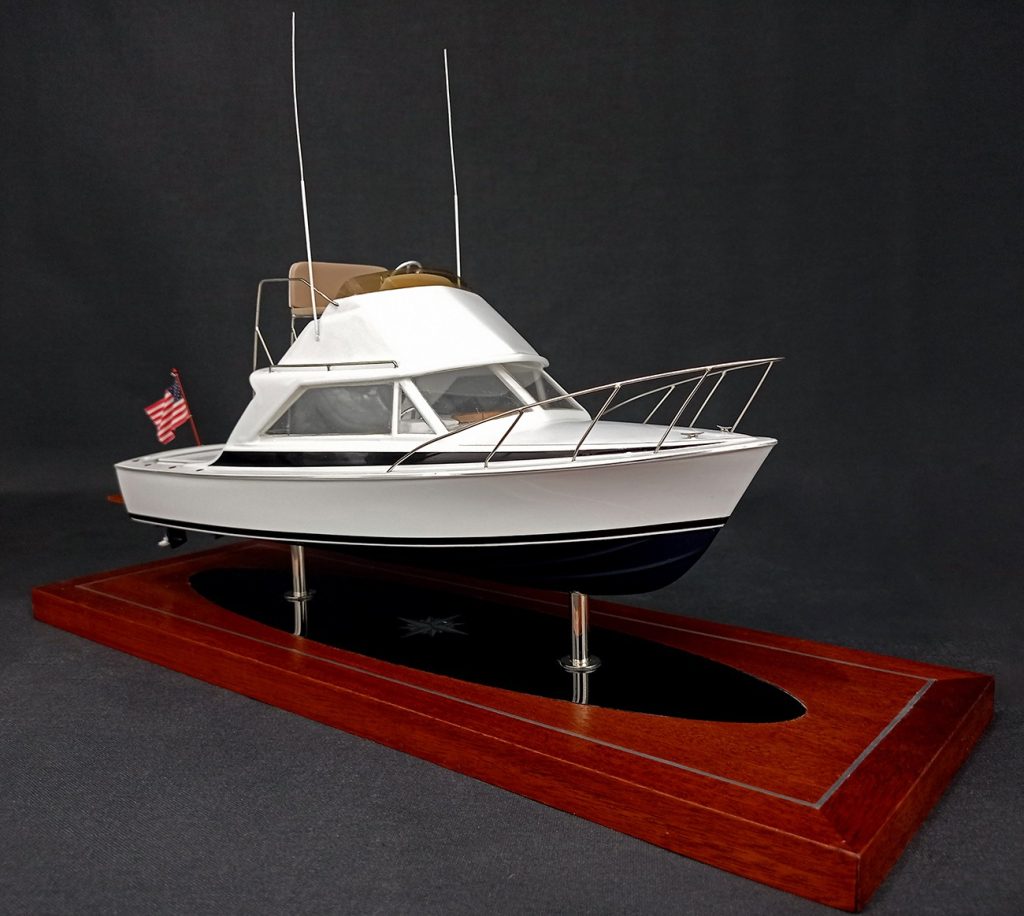 Bertram 26 Flybridge custom desk model - Seacraftclassics
