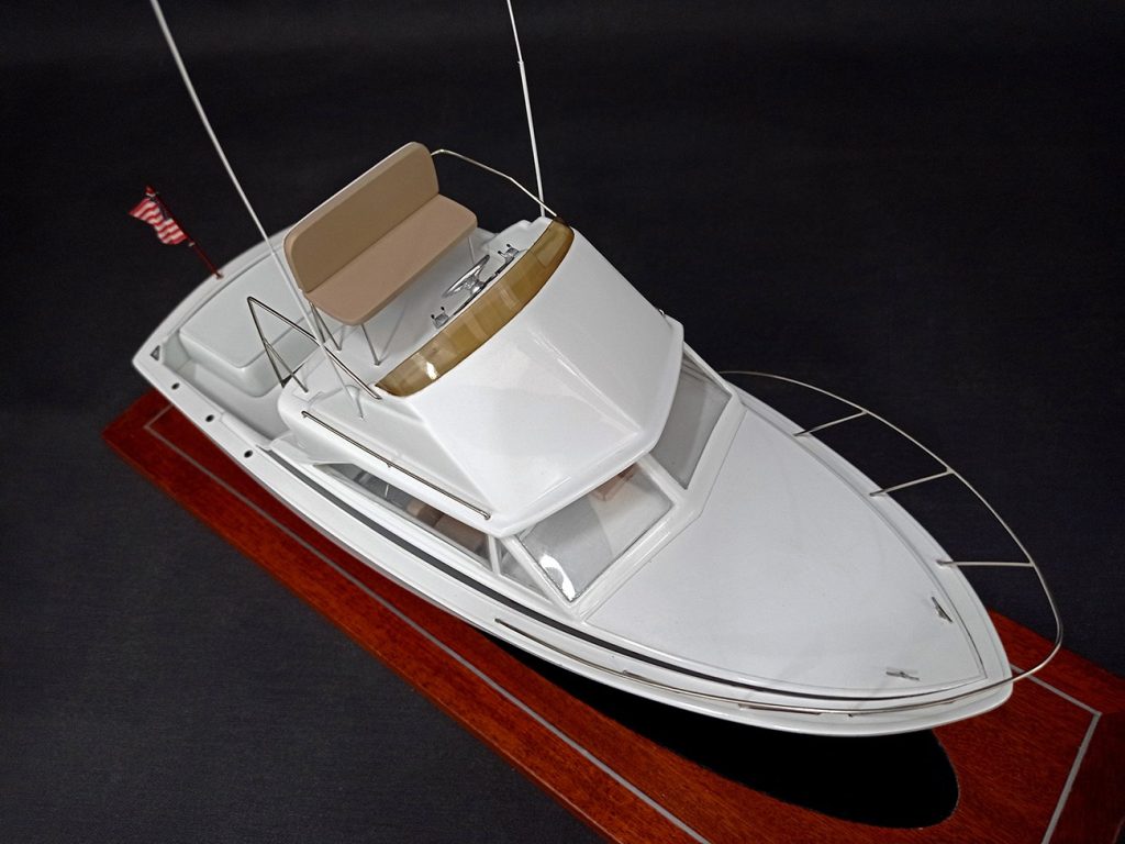 Bertram 26 Flybridge custom desk model - Seacraftclassics